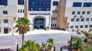 خريجو الطب البشري في جامعة القدس يحققون تفوقًا جديدًا بنسبة نجاح كاملة في امتحان المزاولة الإسرائيلي