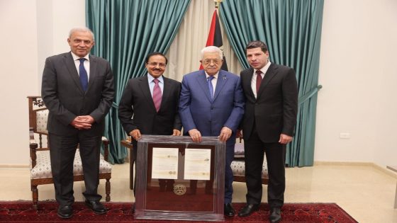 رئيس مجلس إدارة الجامعة العربية الأمريكية يهدي الرئيس عباس قلادة رمزية لدولة فلسطين