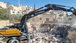 القدس: الاحتلال يجبر مواطنا على هدم منزله في بلدة الطور