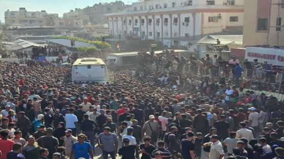 آلاف المواطنين في خان يونس يستقبلون الأسرى المحررين في صفقة التبادل