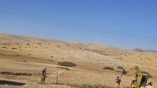 مستوطنون يسيجون أراضي في الأغوار الشمالية
