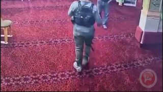 جندي إسرائيلي يقتحم بحذائه مسجدا بالقدس