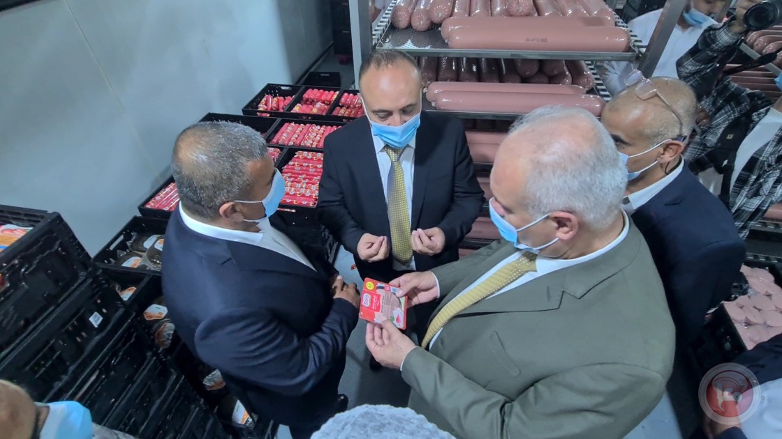 وزير الزراعة ومحافظ الخليل يفتتحان مصنع “سارة” لمنتجات اللحوم المبردة
