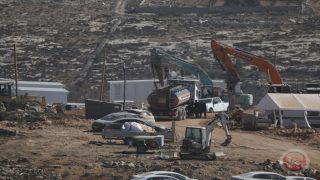 مستوطنون يواصلون إقامة بؤرة استيطانية جديدة شرق الخليل