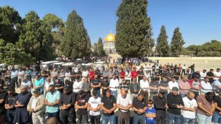 عشرات الآلاف يؤدون صلاة الجمعة في الأقصى