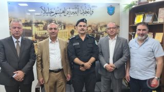 مدير شرطة الخليل يستقبل وفد من رجال الاعمال في مكتبه