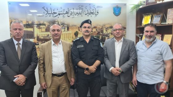 مدير شرطة الخليل يستقبل وفد من رجال الاعمال في مكتبه
