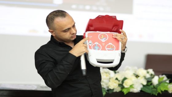 “العربية الأمريكية” تُطلق مبادرة بتركيب أجهزة مُزيل الرجفان القلبي الآلي (AED) في مواقع استراتيجية داخل الحرم