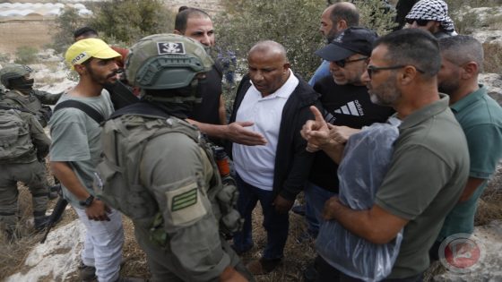 مستوطنون وجيش الاحتلال يهاجمون متضامنين خلال قطف الزيتون جنوب الخليل