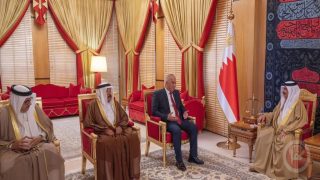 السفير عارف صالح يقدم أوراق اعتماده إلى العاهل البحريني