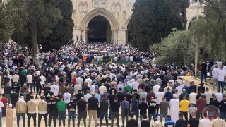 45 ألفا يؤدون الجمعة في الأقصى رغم إجراءات الاحتلال