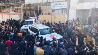 حماس تسلم جثامين 4 محتجزين إسرائيليين إلى الصليب الأحمر