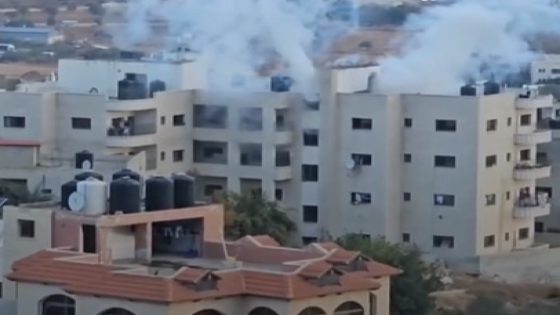 شاهد- قوات الاحتلال تفجر شقة سكنية خلال اقتحام مدينة طوباس