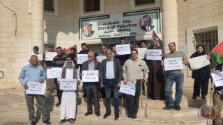 جرحى فلسطين ينظمون وقفة احتجاجية أمام محافظة الخليل