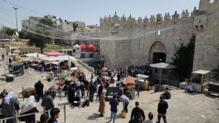 الحرب تُلقي بظلالها على البلدة القديمة بالقدس: نصف المحال أُغلقت والتجار يروون حكايات الصمود