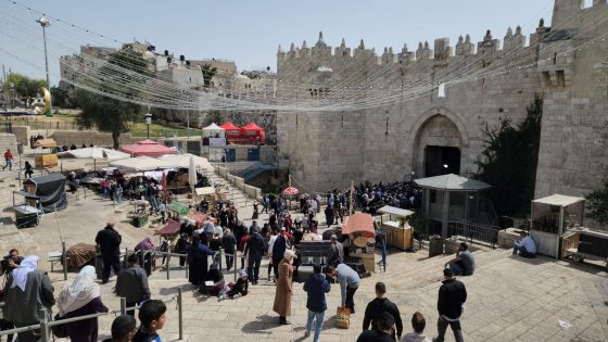 الحرب تُلقي بظلالها على البلدة القديمة بالقدس: نصف المحال أُغلقت والتجار يروون حكايات الصمود