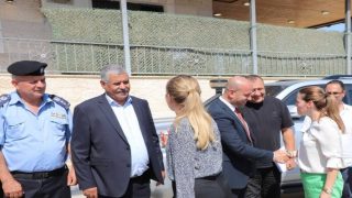 محافظ أريحا والأغوار يلتقي وفدا دبلوماسيا في بلدية العوجا