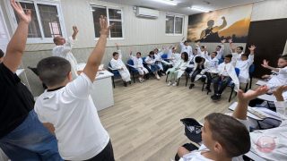 مركز السكة لتنمية المجتمع يزرع بذور الحلم الطبي في نفوس الأطفال المقدسيين ضمن برنامج “الطبيب الصغير”