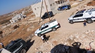 مستوطنون يهاجمون المزارعين ومساكنهم جنوب شرق يطا