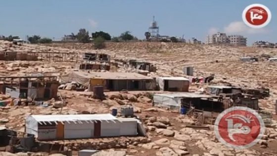 مستوطنون يهجرون بالقوة ثلاث عائلات بدوية قرب الخان الأحمر