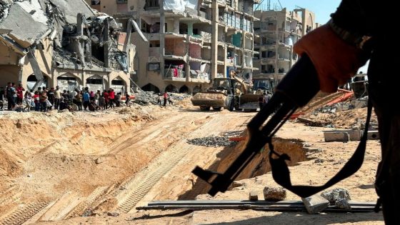 غزة : تبادل جثامين وجيش الاحتلال ينسف مزيد من المنازل