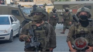 الاحتلال يفرض منع تجول مشدد في عدة أحياء بالخليل ويغلق مداخل المنازل