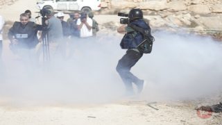 اعتدوا على الصحفيين.. مستوطنون يمنعون مزارعي بيت أولا من الوصول إلى أراضيهم (صور)