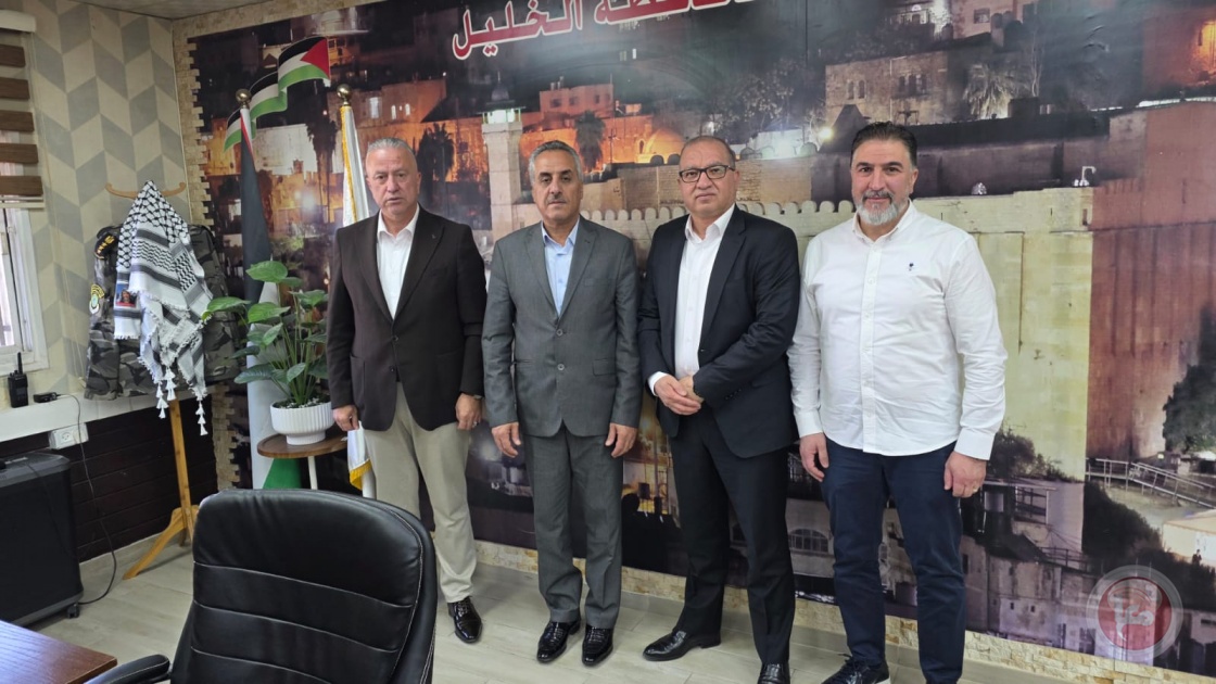 وفد اقتصادي يلتقي مدير مخابرات الخليل لبحث تأثير الاستقرار الأمني على الواقع الاقتصادي