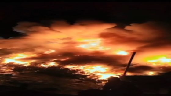 حريق هائل في محل خردة ببلدة إذنا غرب الخليل والدفاع المدني يكافح لاحتوائه