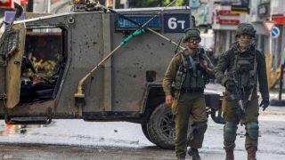 قوات الاحتلال تقتحم بيت أمر وتعتقل أسيرًا وأبناءه الثلاثة