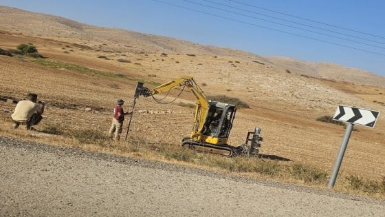 مستوطنون يسيجون أراضي زراعية في الأغوار الشمالية
