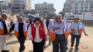 مسؤولة العمليات في جنيف ومدير بعثة الصليب الأحمر يزوران مرافق الهلال الأحمر بغزة
