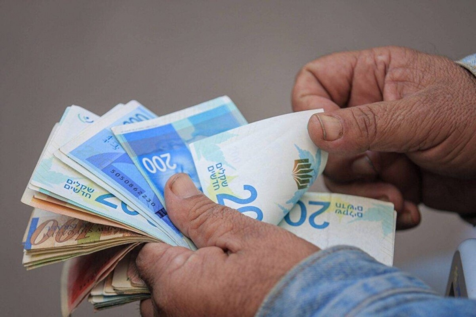 المالية: رواتب الموظفين غدا