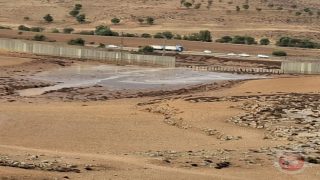 بالصور: امطار غزيرة وانهيار مقطع من جدار الفصل.. توقعات بتوقف الأمطار