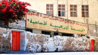 مستوطنة تقتحم المدرسة الإبراهيمية في الخليل
