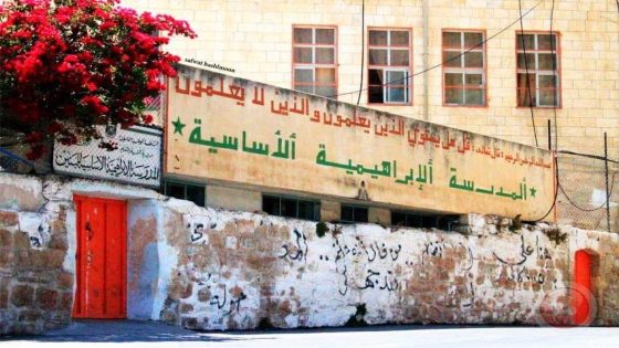 مستوطنة تقتحم المدرسة الإبراهيمية في الخليل