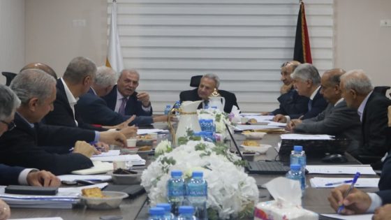 لجنة صياغة الدستور المؤقت تناقش المواد وإعداد المسودة الأولى