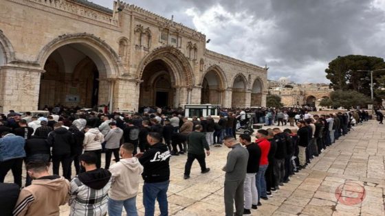 الآلاف المصلين يؤدون صلاة الجمعة في الأقصى