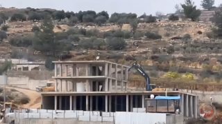 الاحتلال يهدم منزلا قيد الإنشاء في الخضر جنوب بيت لحم
