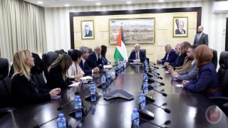 رئيس الوزراء يطلع وفداً برلمانياً إيطالياً على آخر التطورات السياسية والميدانية