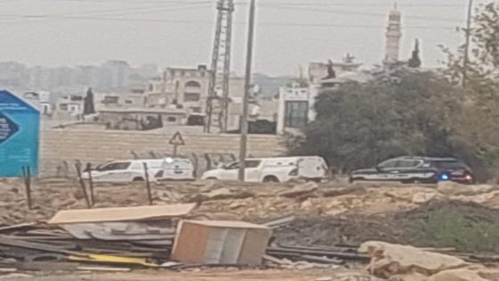 الاحتلال يعتقل 12 شابا من “تجمع معازي جبع” شمال القدس