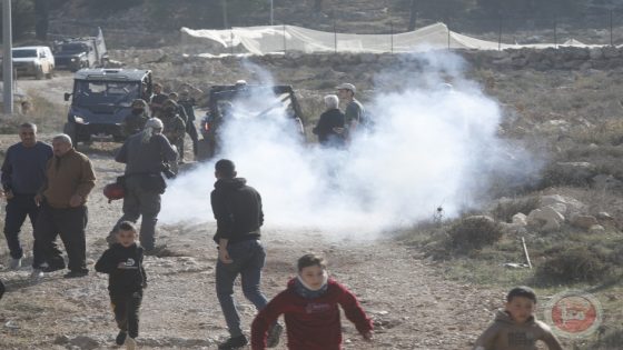 صور- الاحتلال يمنع أهالي ترقوميا من الوصول لأراضيهم واصابة مواطنين بحالات اغماء