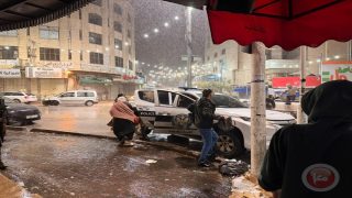 شرطة الخليل تنقذ عائلات علقت بمياه الأمطار في البلدة القديمة (صور)