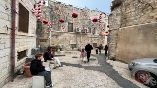 القدس تستعيد نبضها استعداداً لأعياد الميلاد… عودة بطيئة بعد عامين ثقيلين من الحرب (فيديو)