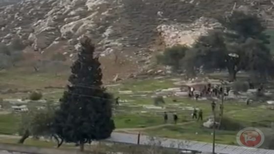 جيش الاحتلال يداهم منزلين ومستوطنون يخربون ممتلكات في قرية فرخة جنوب سلفيت