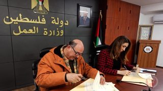 وزارة العمل ومركز الديمقراطية وحقوق العاملين يوقعان مذكرة تفاهم