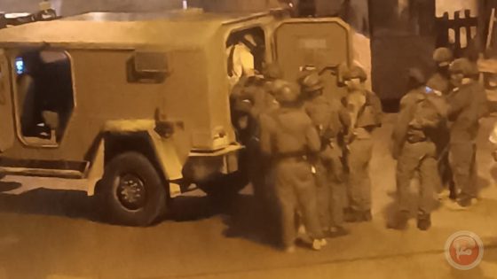 الاحتلال يعتقل نحو 20 مواطنًا من بيت أمر ويستولي على مصاغ ذهبي