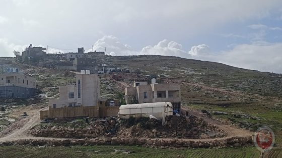 الاحتلال يداهم منازل في الجوايا ويعتدي على السكان شرق يطا