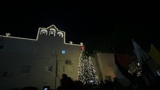 بحضور رسمي وشعبي.. كنيسة الفادي للاتين في جنين تحتفل بإنارة شجرة الميلاد