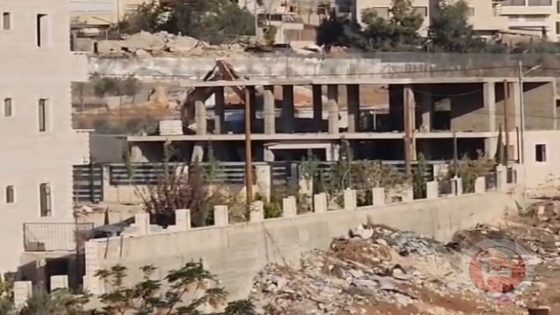 شاهد.. الاحتلال يهدم بناية قيد الإنشاء في واد الحمص شرق بيت لحم